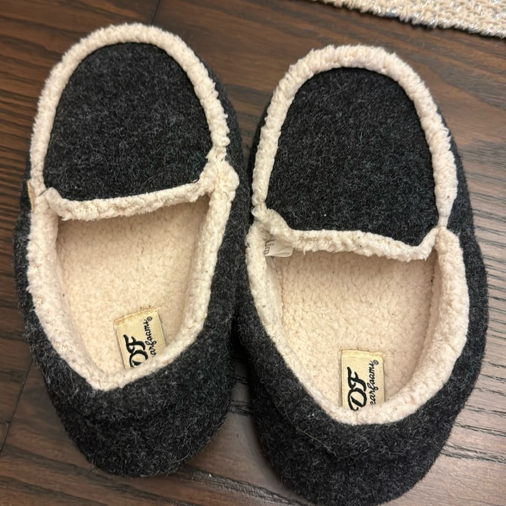 DF by Dearfoams slippers with heal and rubber bottoms
